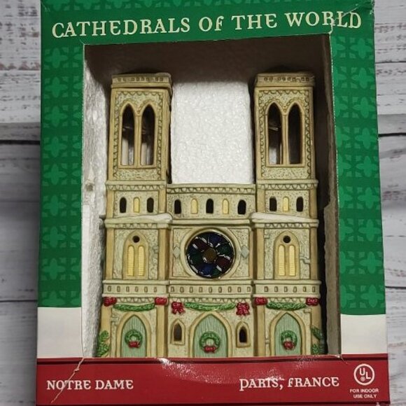 International Trading Cathedrals of the World Light Up Notre Dame - 1990's - NEW - Picture 2 of 9